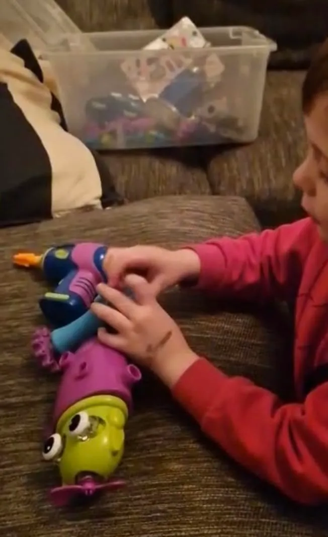 Learning Resources Design & Drill Roboter-Workshop Spielzeug mit Bohrer 70-teilig